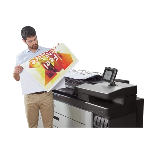 HP PageWide 5000 XL man checking full coloured print