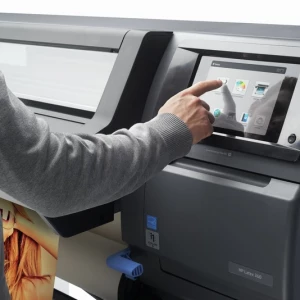 HP Latex 360 using the 8in touch screen control panel