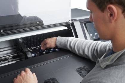 HP Latex 360 - Man replacing ink heads&nbsp;