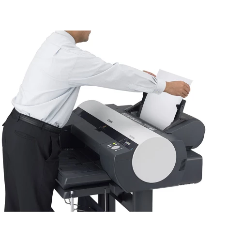 Canon imagePROGRAF iPF5100 Man loading paper