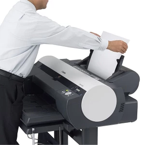 Canon imagePROGRAF iPF5100 Man loading paper